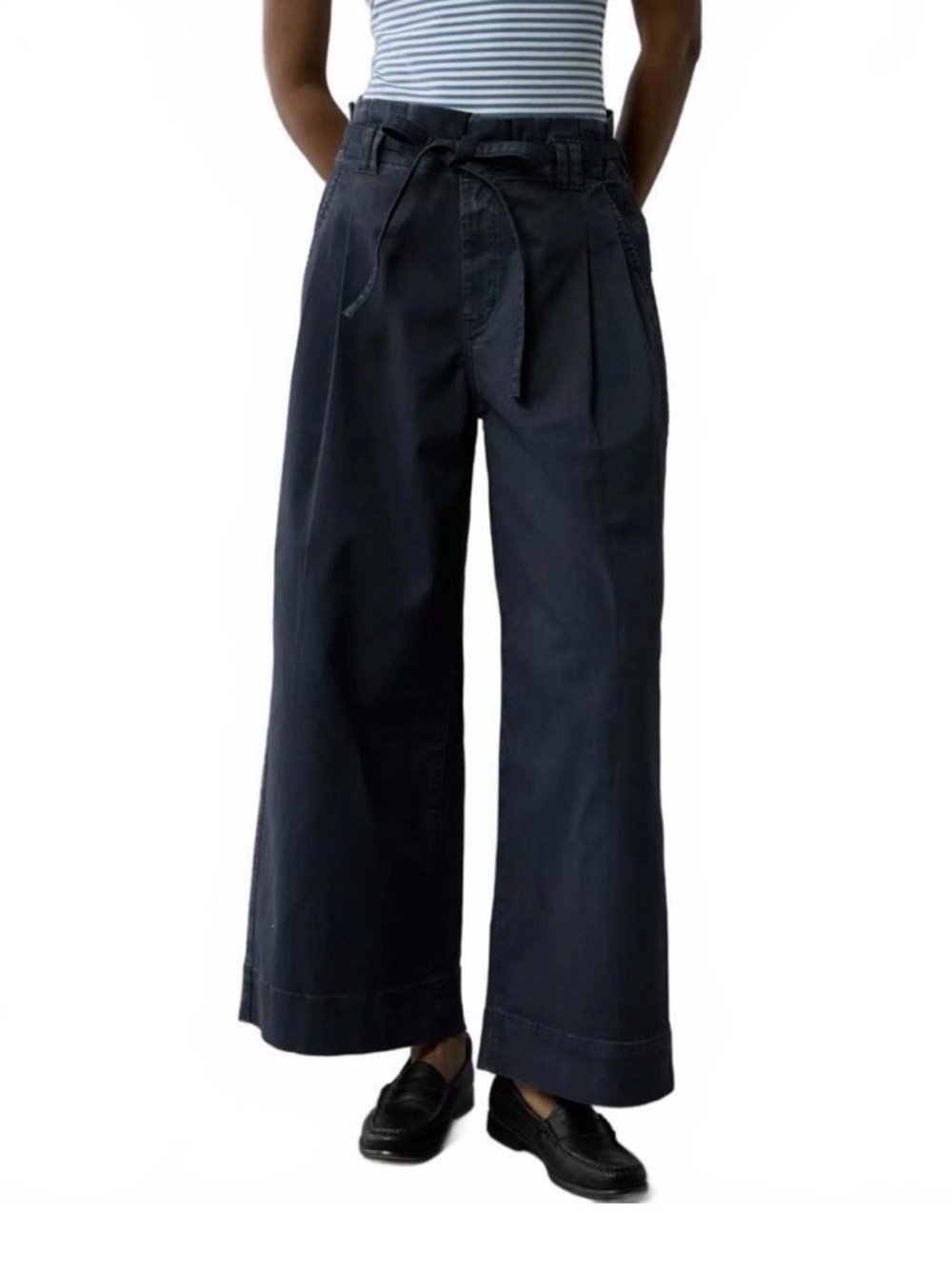 NWT! AEO Stretch Paperbag Wide-Leg
Crop Pant-fits like 2 or 4